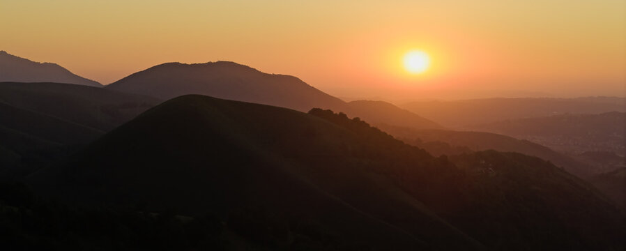 Coucher de soleil et montagnes