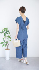 女性の夏服ファッションコーディネート全身