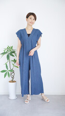 女性の夏服ファッションコーディネート全身