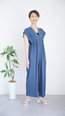 女性の夏服ファッションコーディネート全身