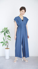 女性の夏服ファッションコーディネート全身