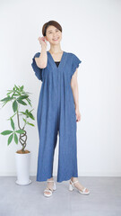 女性の夏服ファッションコーディネート全身