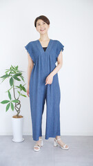 女性の夏服ファッションコーディネート全身