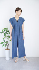 女性の夏服ファッションコーディネート全身