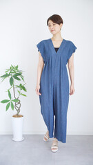 女性の夏服ファッションコーディネート全身