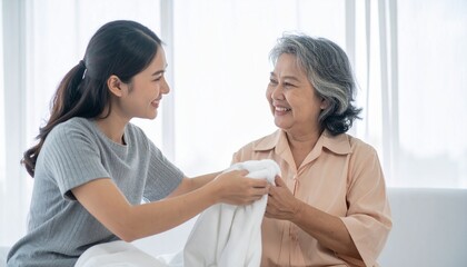 毛布をかける女性と微笑む高齢女性
