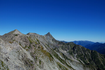 Mt. Yarigatake under heavenly autumn sky / 紺碧の秋晴れに映える槍ヶ岳の雄姿(槍沢カールから東鎌尾根の登山道までの大パノラマビュー)