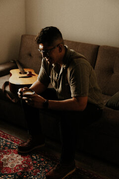 hombre tomando caf&eacute;