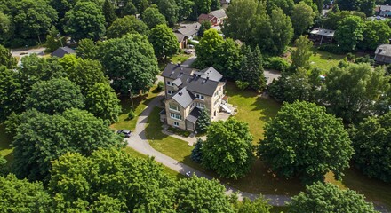 Fototapeta premium an aerial view of a house surrounded by trees