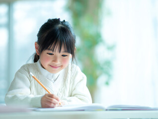 勉強に集中する子ども,学習中のワンシーン