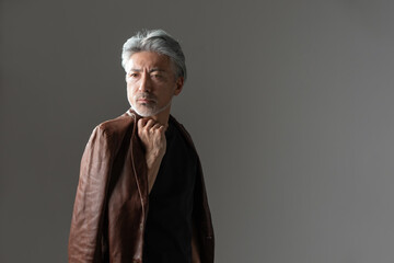 ジャケットを着た男性