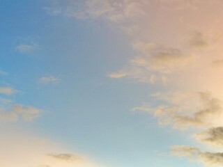 Céu e calmaria, nuvens coloridas
