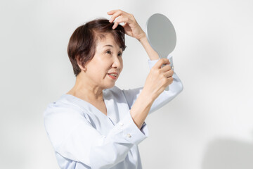シニア女性　ヘアケア