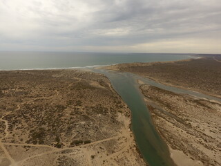 MONTAÑAS ROCOSAS DESERTICAS COSTERAS DEL OCEANO PACIFICO BAJA CALIFORNIA SUR MEXICO