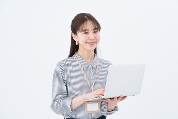 ノートパソコンを使うビジネスウーマン。
