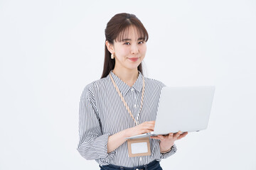ノートパソコンを使うビジネスウーマン。
