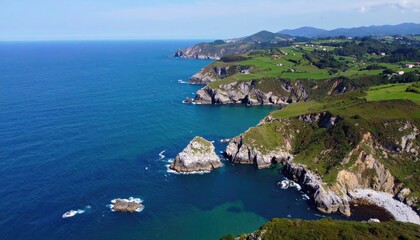 Obraz premium Panoramic coastal view of rugged cliffs and a turquoise sea