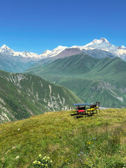 Naklejka premium Table sets and the mountain view