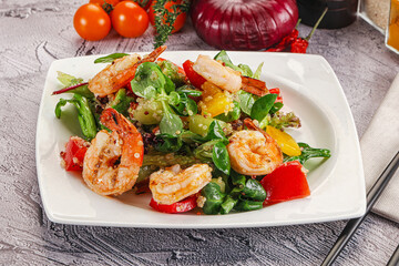 Salad with prawn and quinoa