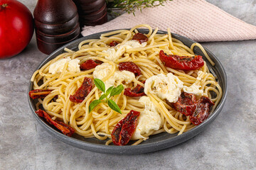 Italian spaghetti with stracciatella and tomato
