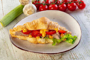 Croissant with tuna, tomato and salad