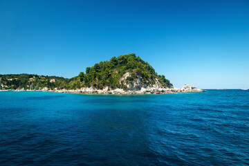 Fototapeta premium Serene Island with Lush Greenery and Clear Blue Ocean