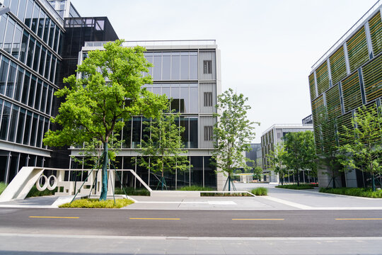 Modern commercial buildings are set in green and environmentally friendly green landscapes, with the appearance of commercial and office buildings and urban modern architectural structures