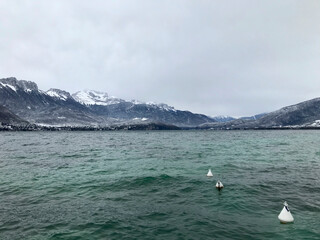 Obraz premium views from the shore of lake annecy after the last snowfall