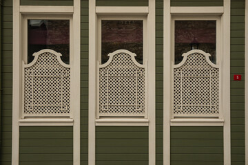 Lattice patterns enhance the charm of a green facade in the city