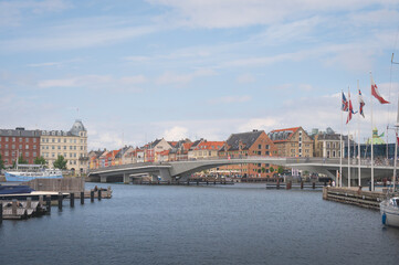 Obraz premium The bridge Inderhavnsbroen connecting to Nyhavn seen on a warm summer day in Copenahgen, Denmark