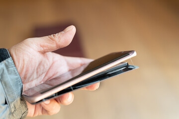 バッテリーが膨らんで危険な状態のスマートフォン	