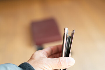 バッテリーが膨らんで危険な状態のスマートフォン	