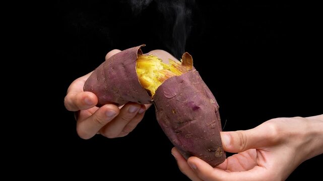 湯気が出る焼きたての"焼き芋"の4Kスローモーション動画