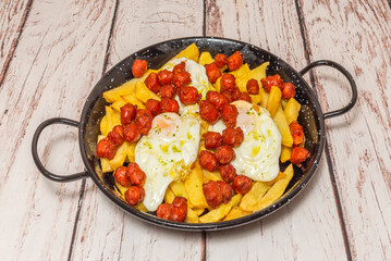 The base of potatoes and eggs can be complemented with sweet or savory, spicy or mild ingredients, creating combinations to suit all tastes