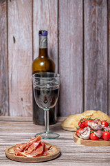 Serrano ham tapas find their best allies in drinks that cleanse the palate and complement its flavor: