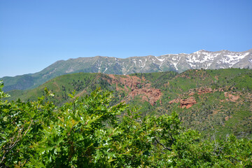 Obraz premium Wasatch Mountains in Utah, USA, in summer with mountains still covered by snow