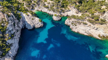 Un magnifique paysage de vacances avec une mer bleue et turquoise et une falaise avec des arbres, pendant l'été 