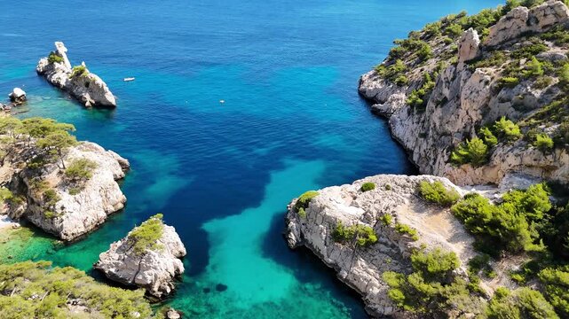 Vid&eacute;o d'un paysage paradisiaque au bord de la mer avec des falaises et des calanques, avec une eau bleu, en vacances 