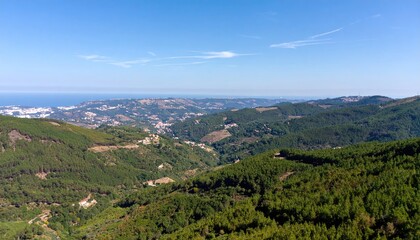 Obraz premium Panoramic mountain vista with town and ocean
