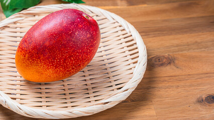 竹ざるに乗せられた宮崎マンゴー