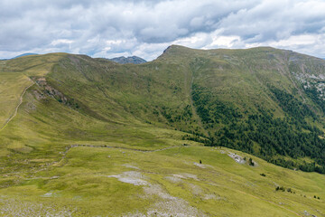 Drohnenaufnahmen der Nockalmstrasse mit der Eisentalhöhe und dem großen Königsstuhl in Kärnten Österreich