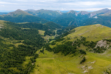 Drohnenaufnahmen der Nockalmstrasse mit der Eisentalhöhe und dem großen Königsstuhl in Kärnten Österreich