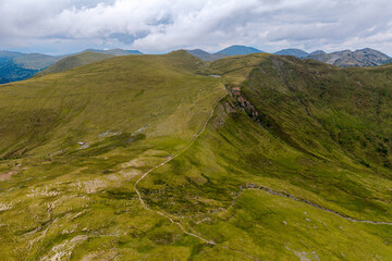 Drohnenaufnahmen der Nockalmstrasse mit der Eisentalhöhe und dem großen Königsstuhl in Kärnten Österreich