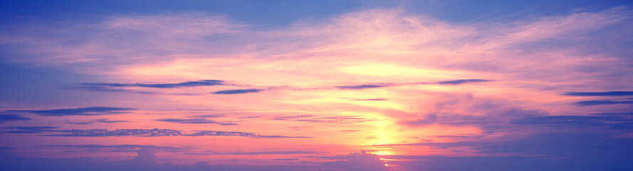 Obraz premium Colorful cloudy sky at sunset. Gradient color. Sky texture. Abstract nature background. Horizontal banner