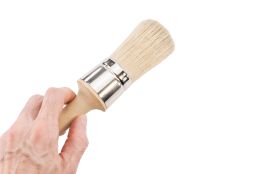 mano che inmpugna un pennello in setole naturali rotondo per uso professionale isolato su sfondo bianco o trasparente