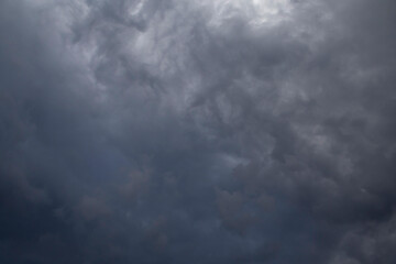 Obraz premium natural dramatic landscape: view on dark thunderstorm clouds