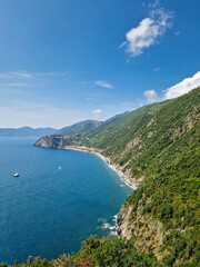 Obraz premium Scenic Hiking Trail from Vernazza to Corniglia in Cinque Terre, Liguria, Italy