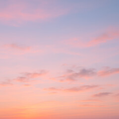 Fototapeta premium Serene pastel sky at sunset with soft clouds and colors