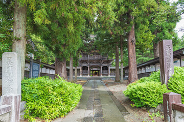 岩手 報恩寺の山門風景