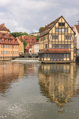 Fototapeta premium Alt-Bamberg, Blick von der Bischofsmühlbrücke über die Regnitz